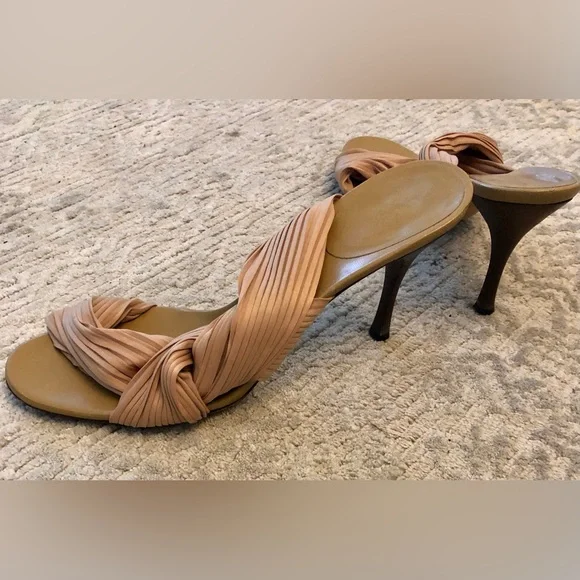 GUCCI Nude Stretch Satin 8.5 Heel - Picture 4 of 6